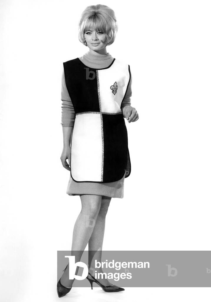 Reveille Fashions 1966: Valerie Stanton. September 1966 (b/w photo)