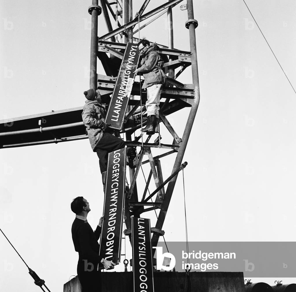 Llanfairpwllgwyngyllgogerychwyrndrobwllllantysiliogogogoch, February 1964