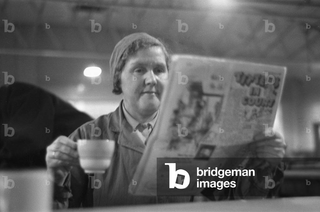 A production line worker at the Ty-photo Tea factory, Bordesley Street, Digbeth, Birmingham takes a tea break and catches up with the latest show business gossip in the newspaper. 4th February 1960 (b/w photo)