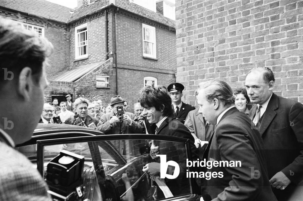 Rolling Stones Mick Jagger and Keith Richards drug case, Chichester. Keith leaves court surrounded by fans and the press.
26th June 1967.
