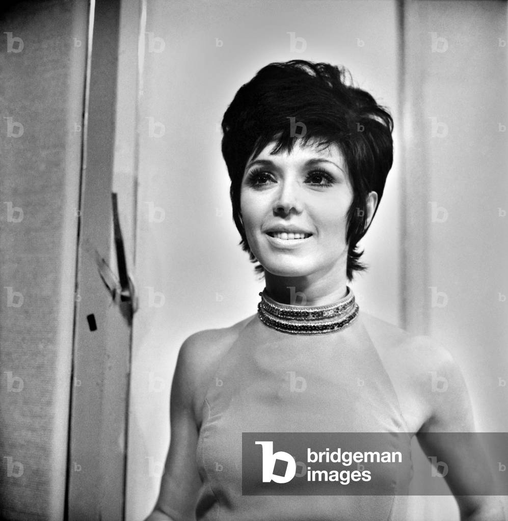 Singer Susan Maughan taken on the set of The Saturday Crowd at the London Weekend Television studios, at Wembley. November 1969 Z11306-002
