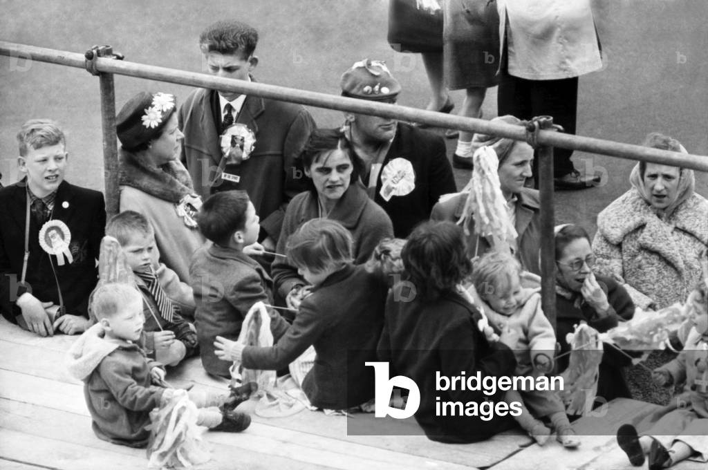 Tottenham Hotspur fans wait for their team to arrive home after defeating Burnley 3-1 in the FA Cup Final at Wembley. May 1962 Q3890A-004 (photo)