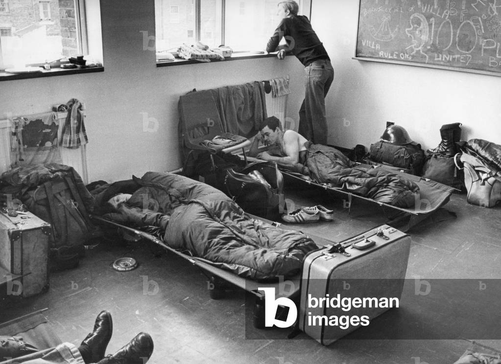 Army personnel take over the duties of the firefighter during the firemen's strike, 1977 (b/w photo)