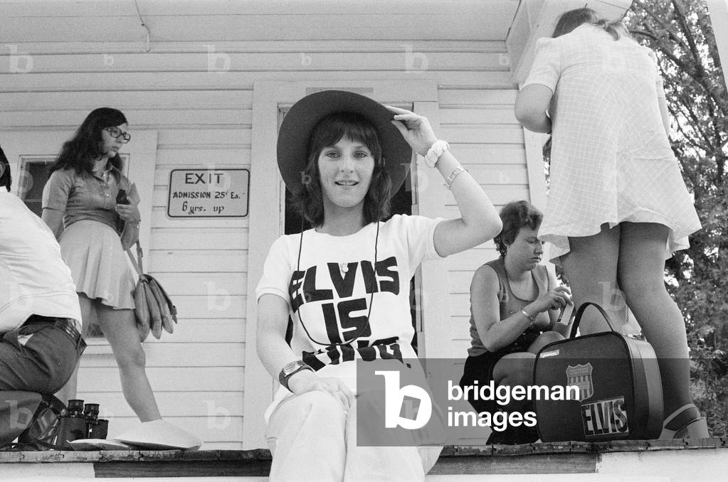 Norma Watt, aged 17, from Kincorth, Aberdeen, Scotland, part of the Elvis Presley Fan Club of Great Britain, inspects the birthplace of her idol, in Tupelo, Lee County, Mississippi, USA, 27th August 1973 (b/w photo)