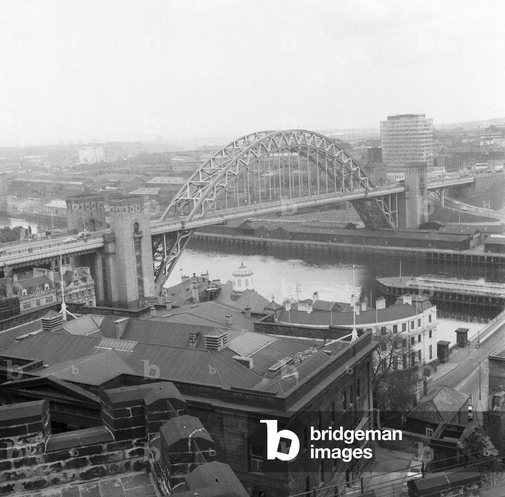 The Tyne Bridge spanning the River Tyne, North East England, linking Newcastle upon Tyne with Gateshead. It was designed by the engineering firm Mott, Hay and Anderson and was built by Dorman Long and Co. of Middlesbrough. It was officially opened on 10 October 1928 by King George V. It is a fine example of a Compression arch bridge with a suspended-deck, c. 1960 (b/w photo)