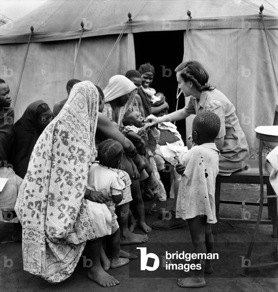 East African groundnuts scheme. Open air hospital at Kongwa - Sister Helen Porter with native mothers and babies. May 1952 O15017-004