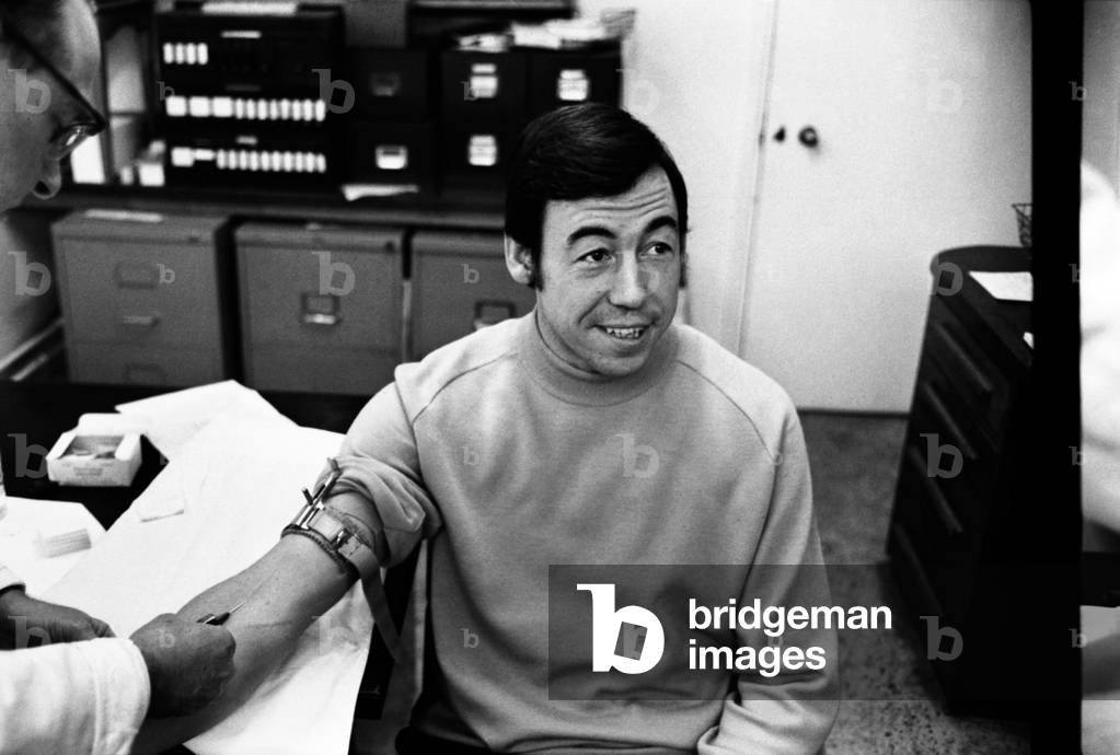 As part of England's buildup for the 1970 Mexico World Cup, the players visited two hospitals - players pictured here at St. Mary's Hospital for blood tests. Gordon Banks undergoing a blood test. December 1969 (photo)