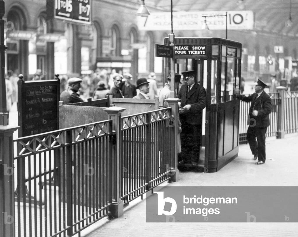 New barrier and ticket office bought into operation in the main square at the central station in Newcastle, to-day. The barrier will provide improved control of the main line platforms. 17th June 1937.