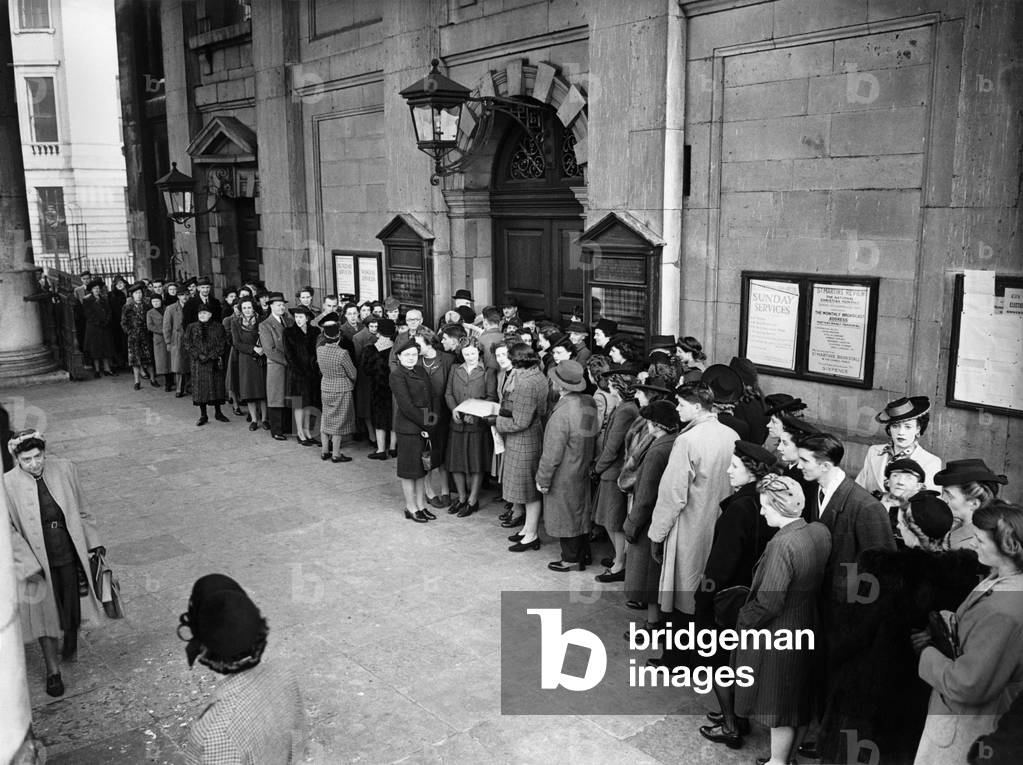The Queue for Church - The early arrivals at St. Martin's-in-the-fields, Trafalgar Square on a Sunday morning automatically slip back into the weekday queueing habit. 1946 P018775