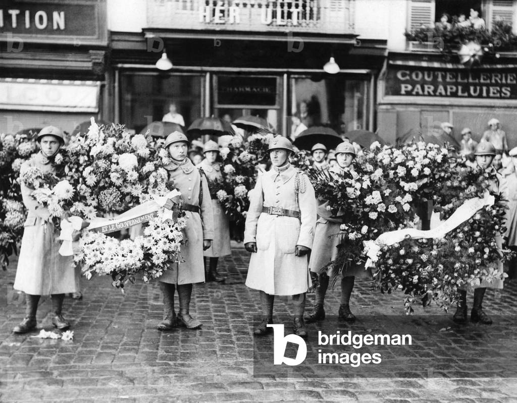 French Infantrymen with wreaths waiting to join the funeral cortage at Beauvais after the R101 Airship tragedy in France. 
October 1930