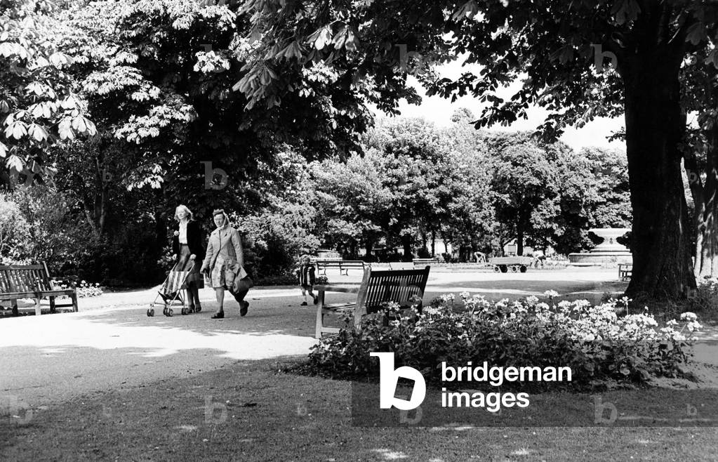 Two women and a child walking through Albert Park in Middlesbrough., 26th June 1979 (b/w photo)