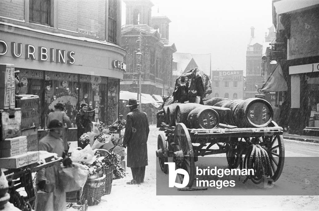 Shoppers seen here at Kingston braving the snow. January 1939
