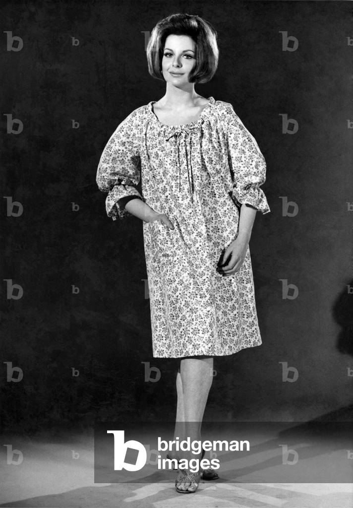 Reveille Fashion: Lesley Adams. October 1965 (b/w photo)