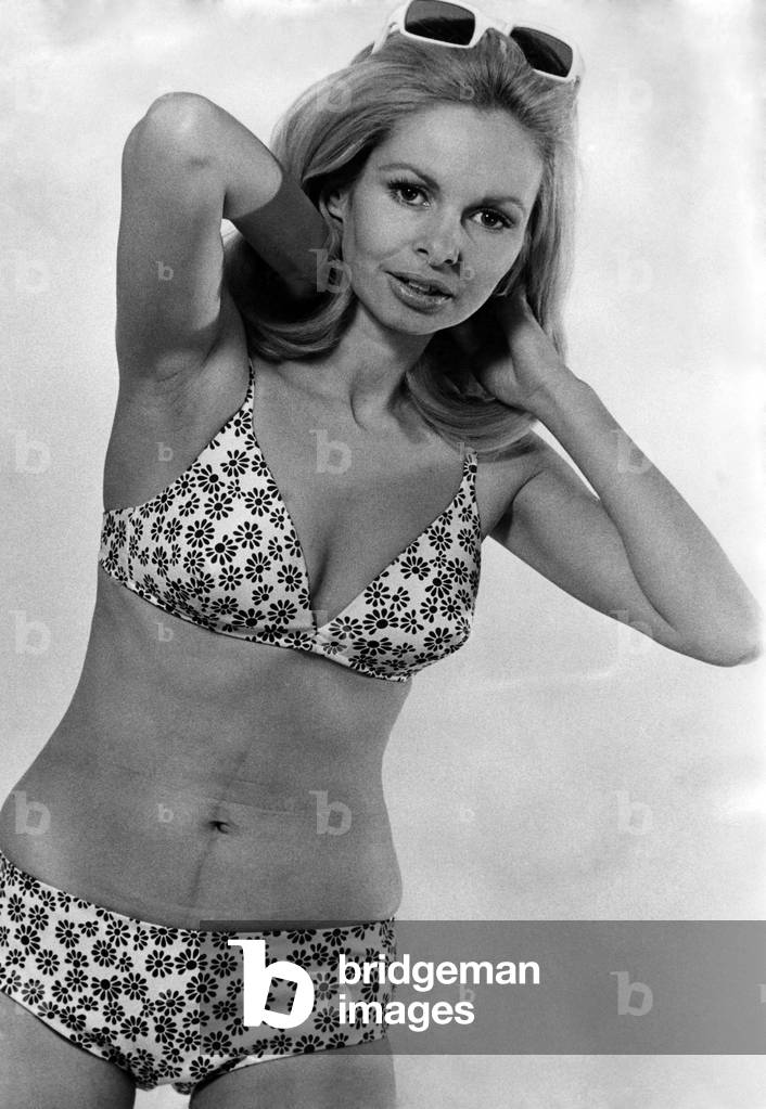 Price-conscious bikini with a deep diving plunge. By Dorothy Perkins in a navy and white daisy print.