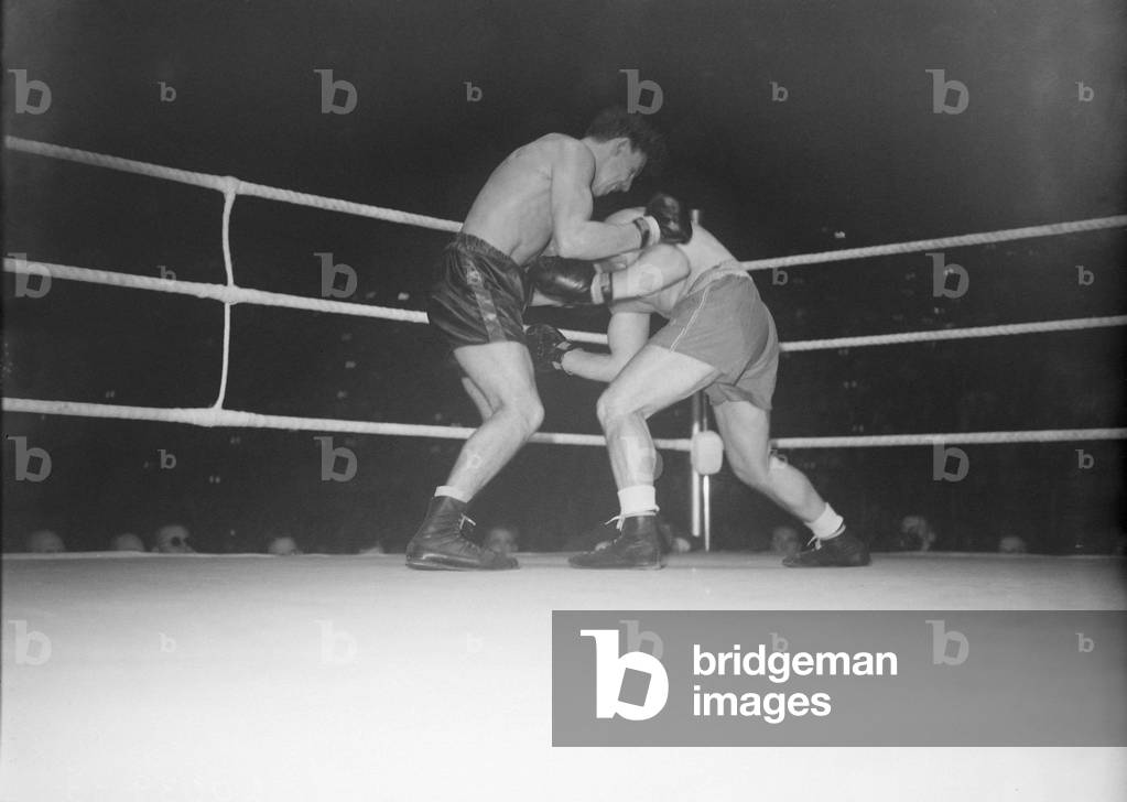 Dave Sands wins British empire Middle Weight Championship from Dick Turpin at Harringay, 6th September 1949 (b/w photo)
