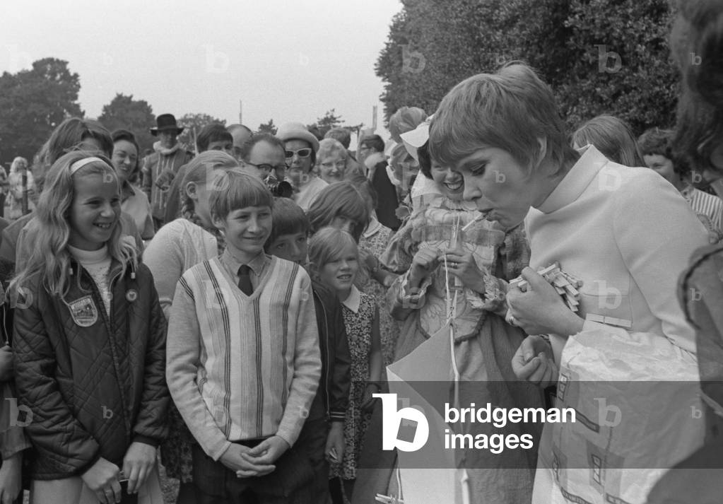 Actress Wendy Craig paid a visit to Warwick to open the Emscote Lawn School Elizabethan Fair. Miss Craig said: 