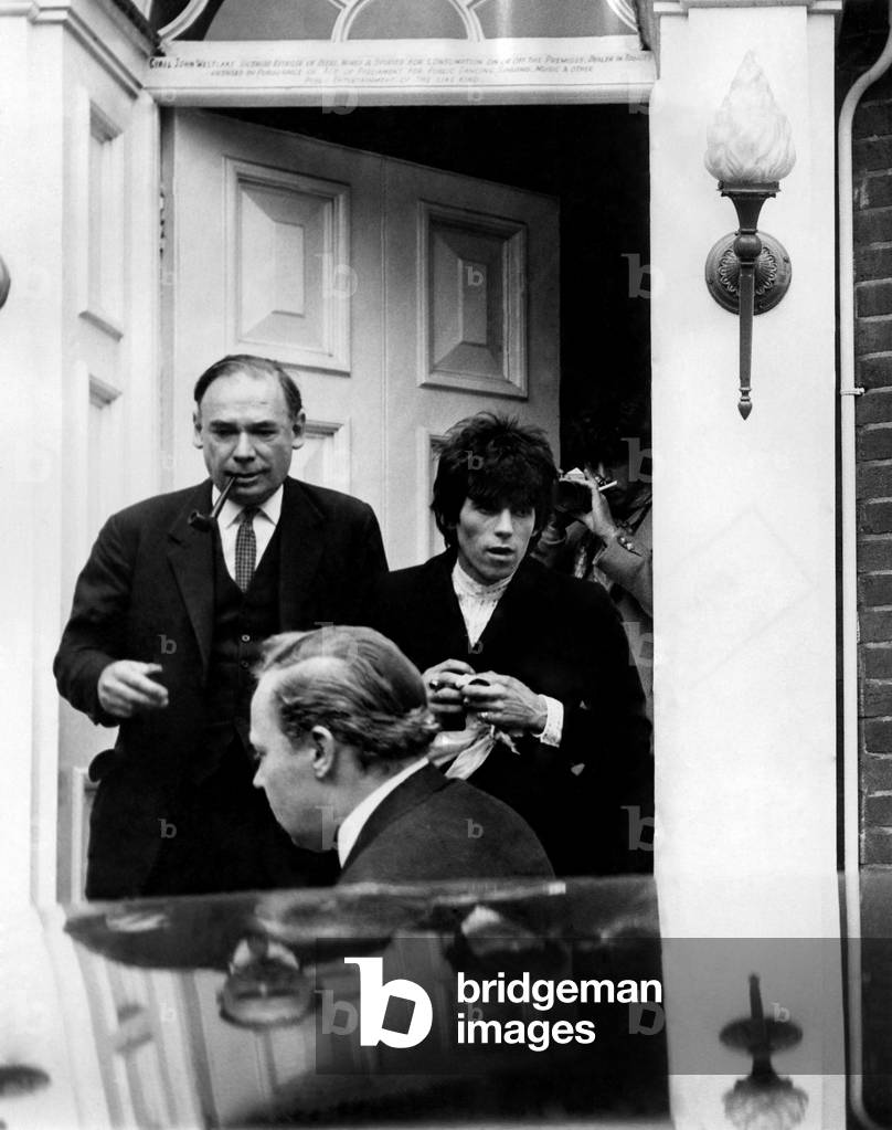 Keith Richards of the Rolling Stones at the Ship Hotel, Chichester during the lunch time court recess. 28th June 1967