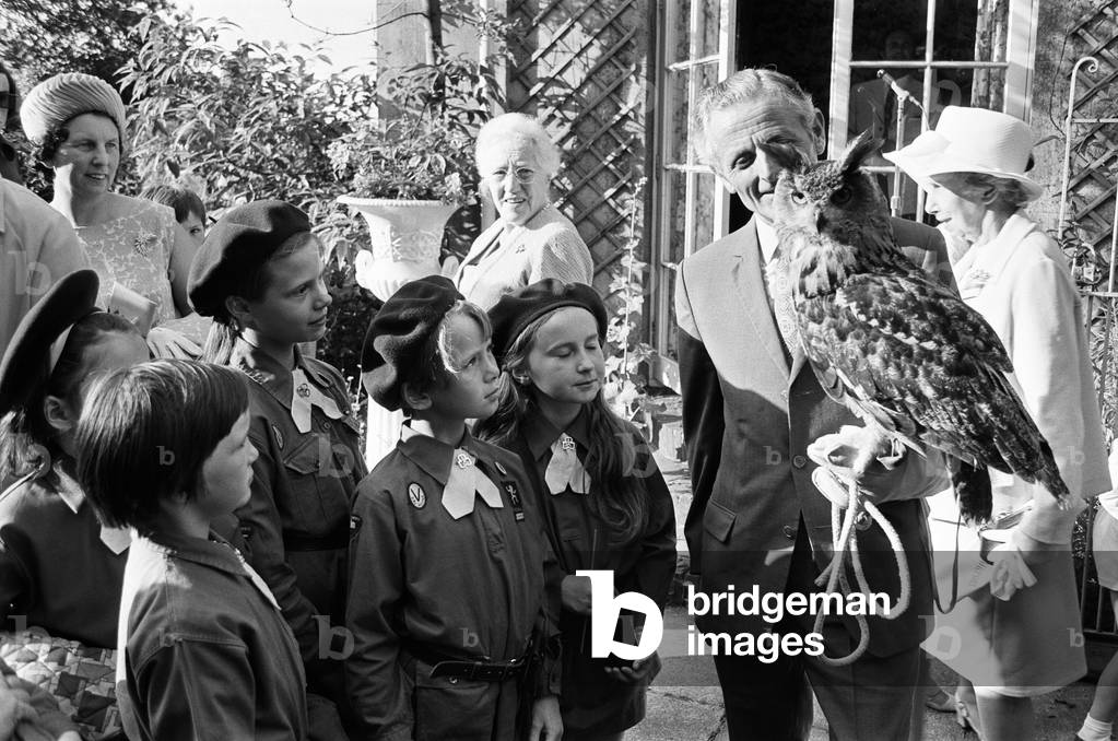Members of the 222nd Birmingham Brownies at Kings Norton meet Mr Philip Ware.7th July 1971 (b/w photo)