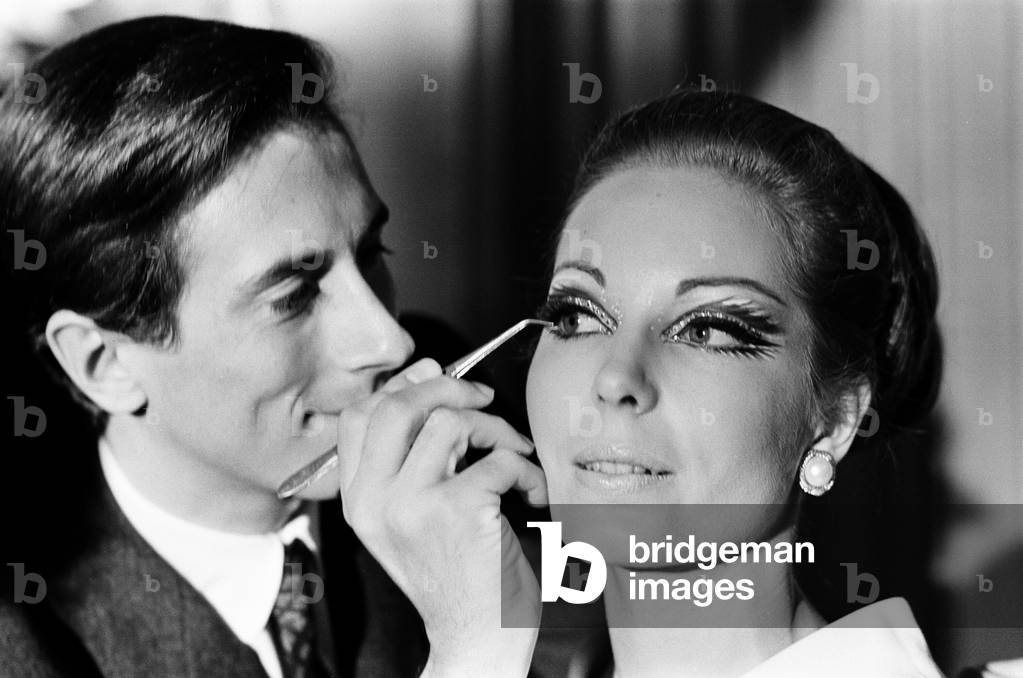 Pablo Manzoni, Eye Makeup Designer, described by Elizabeth Arden as The Picasso of Eye Makeup, demonstrates face makeup during press conference at the Dorchester Hotel, London, 20th October 1965 (b/w photo)