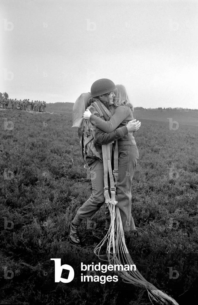 9th Independent Parachute Squadron with wife after drop, February 1975
