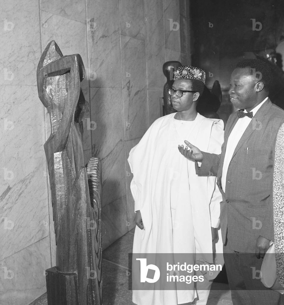 The reception and viewing of the work of Ben Enwonwu in the Daily Mirror building forecourt at Holborn 5th September 1961