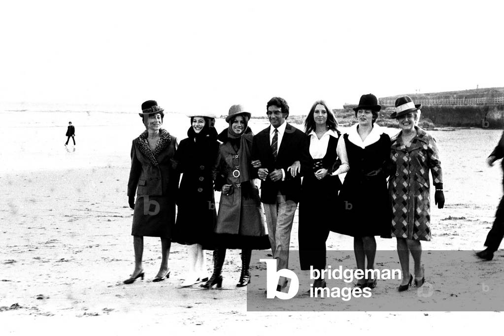 Singer Frankie Vaughan strolling along the beach with some of the models from a fashion show at Seaburn, Sunderland to raise money for the Durham County Association of Youth Clubs, 23 October 1970