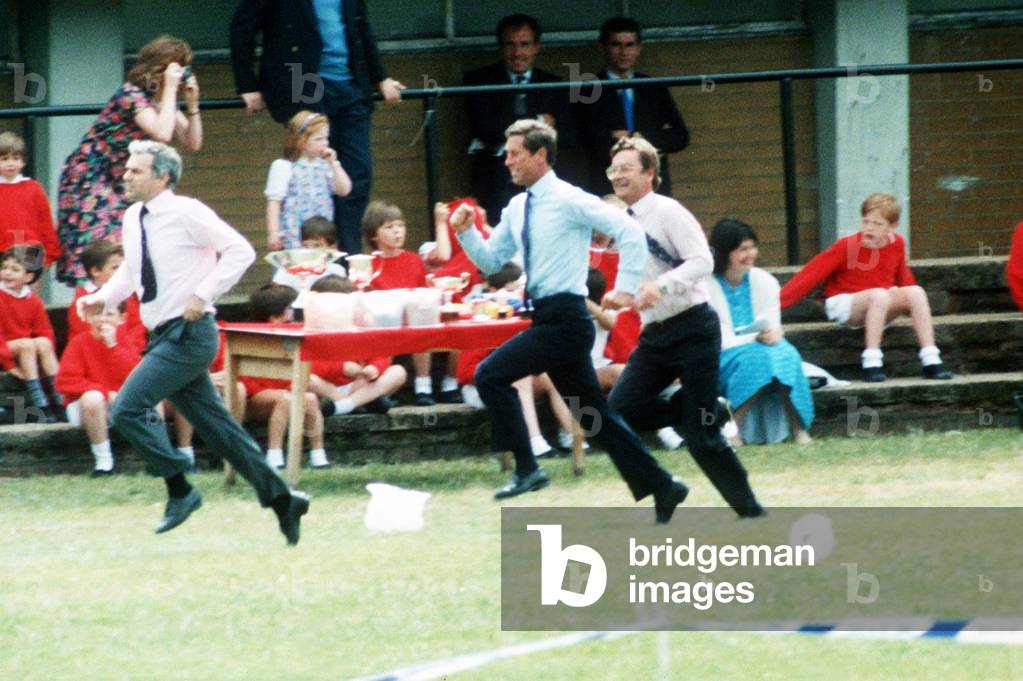 Prince Charles running in the Sports Day Dad's Race at the school of Prince William, June 1989 (photo)