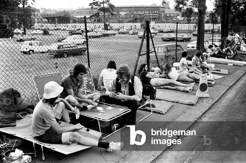 Wimbledon 1976. Fans queuing up outside. 1st July 1976 (b/w photo)