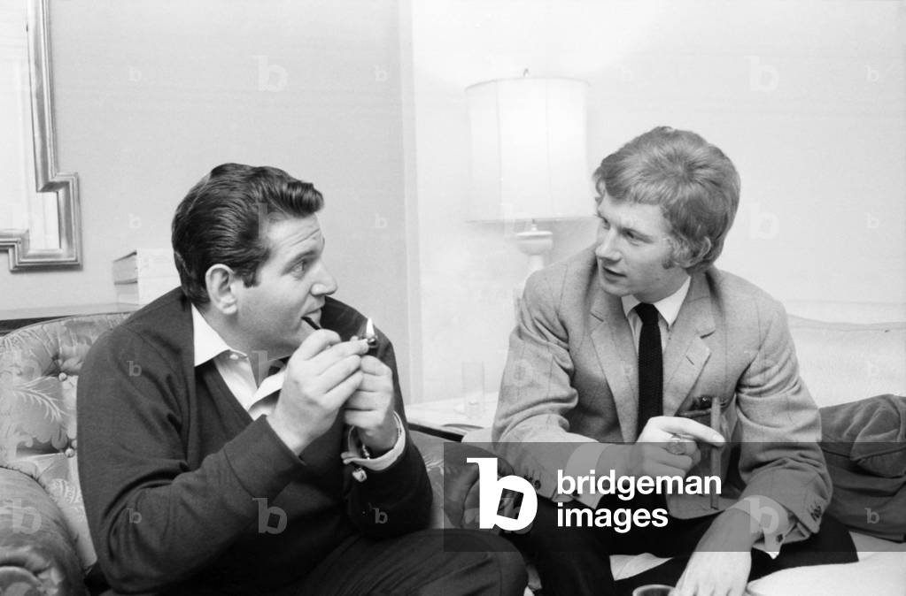 Allen Klein (left) and Andrew Loog Oldham meeting in London's Hilton Hotel discussing Klein's involvement in the management of the Rolling Stones om 24 August 1965/ Later the band joined them to discuss their affairs.