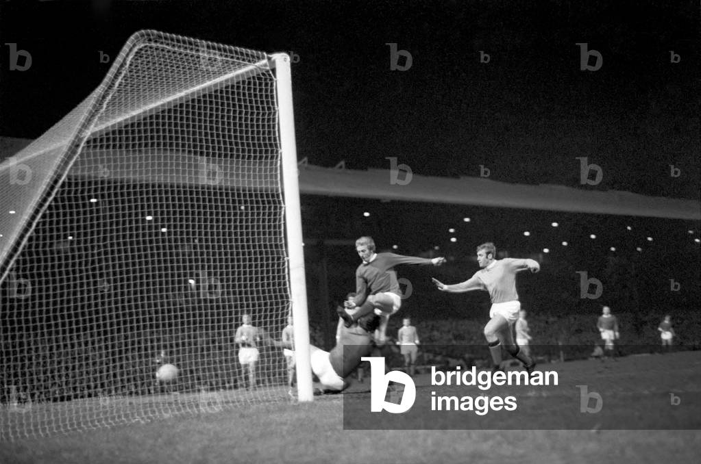 Sport football: League Cup semi-final 2nd leg. Manchester Utd v. Manchester City. Action from the match. Denis Law scores a goal to level the score. December 1969 (photo)