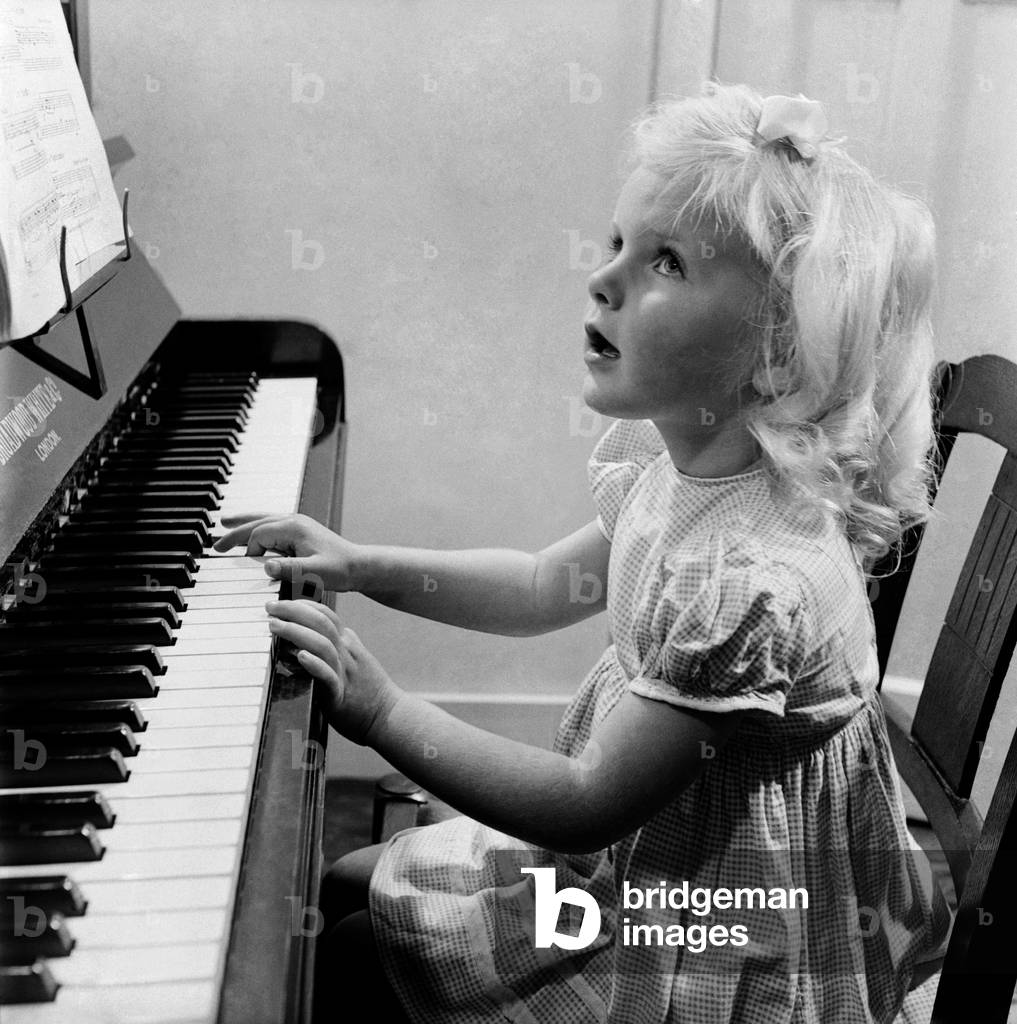 Beverley Rowell - Child Pianist. October 1952 C5211