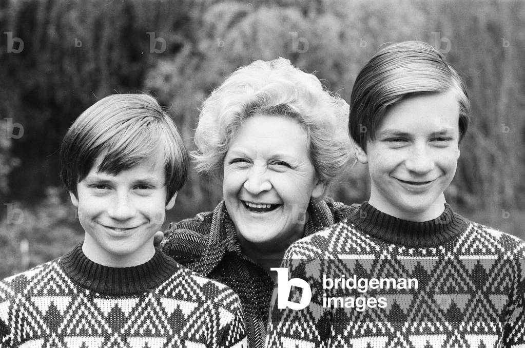 Molly Sugden with husband Bill and their twin sons Simon and Robin. 25th May 1978 (b/w photo)