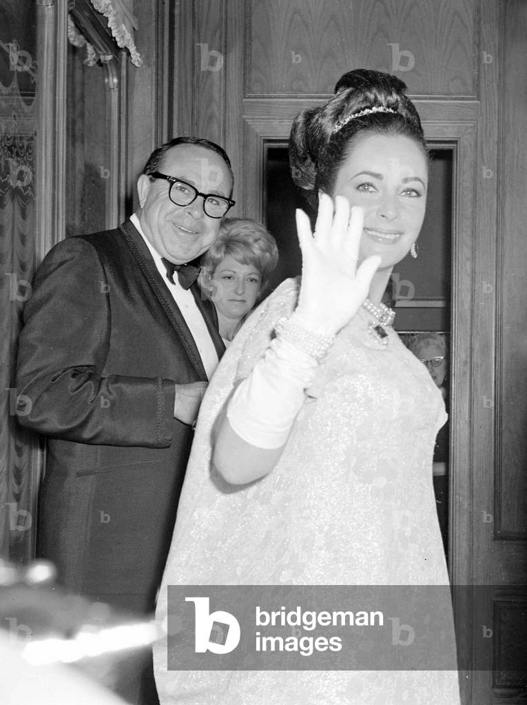 Elizabeth Taylor arrives waving and smiling at Bistro in Beverly Hills. Liz Taylor November 1965 (b/w photo)