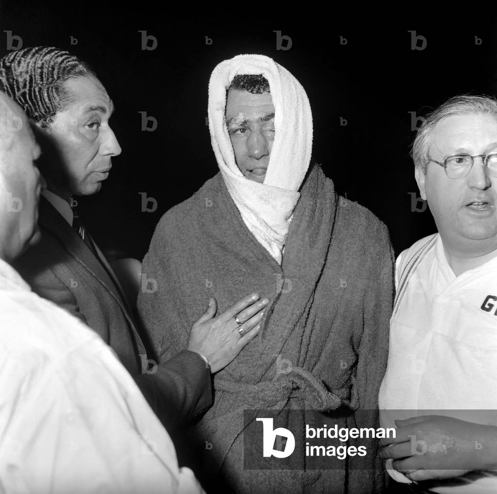 Sport: Boxing. Scenes from the Henry Cooper vs. Joe Erskine fight, March 1961 (b/w photo)