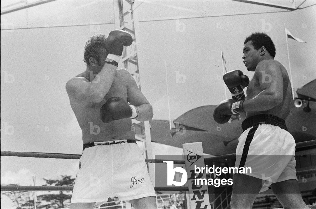Joe Bugner v. Muhammad Ali in Kuala Lumpar, 29th June 1975 (b/w photo)