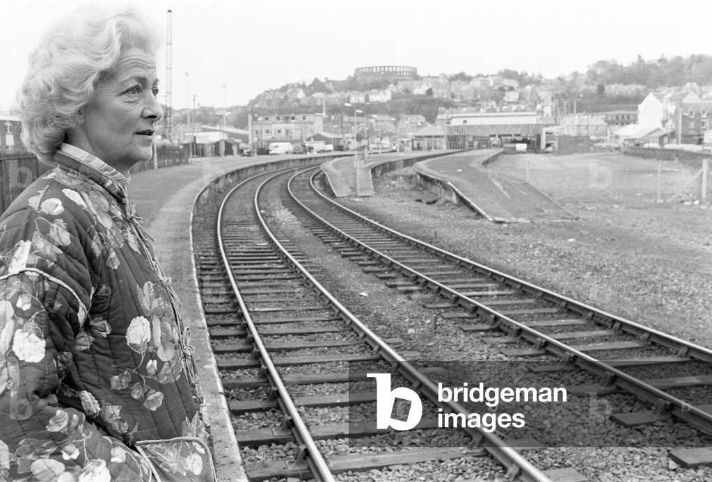 Frances Shand Kydd, mother of Princess Diana, Princess of Wales, pictured in Oban, Argyll and Bute, The Highlands, Scotland, where she ownes and runs a gift shop, February 1987 (b/w photo)