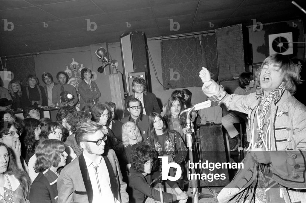 Screaming Lord Sutch returned to the London stage after an absence of four years. More than 400 fans, crowded the tiny Country Club, Haverstock-hill, Hampstead, Several pop celebrities, including Keith Richard of The Rolling Stones, Keith Moon of The Who and Spencer Davis, were there to lend moral support. April 1970 (b/w photo)