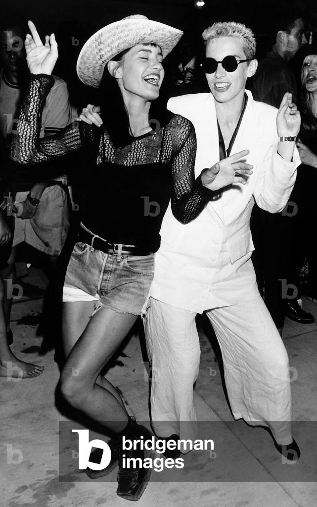 Pop singer Siobhan Fahey, formerly of the all female group Bananarama and now Shakespeare's sisters (left) and Annie Lennox of the Eurythmics. 
30th August 1989.