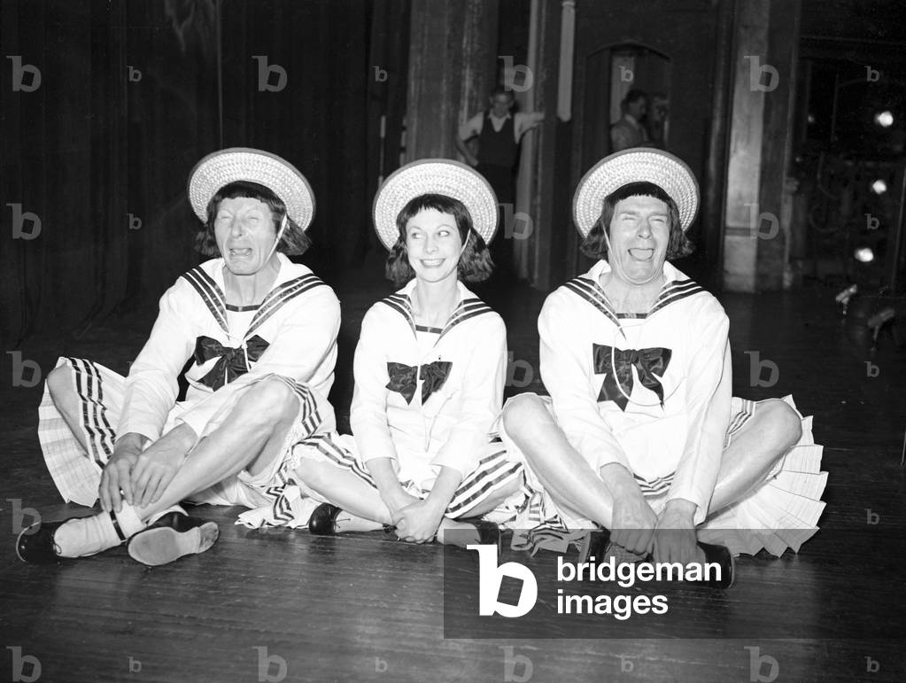 Sid Field tribute show. The Triplets act starring left to right: Danny Kaye, Vivien Leigh and Laurence Olivier. 25th June 1951 (b/w photo)