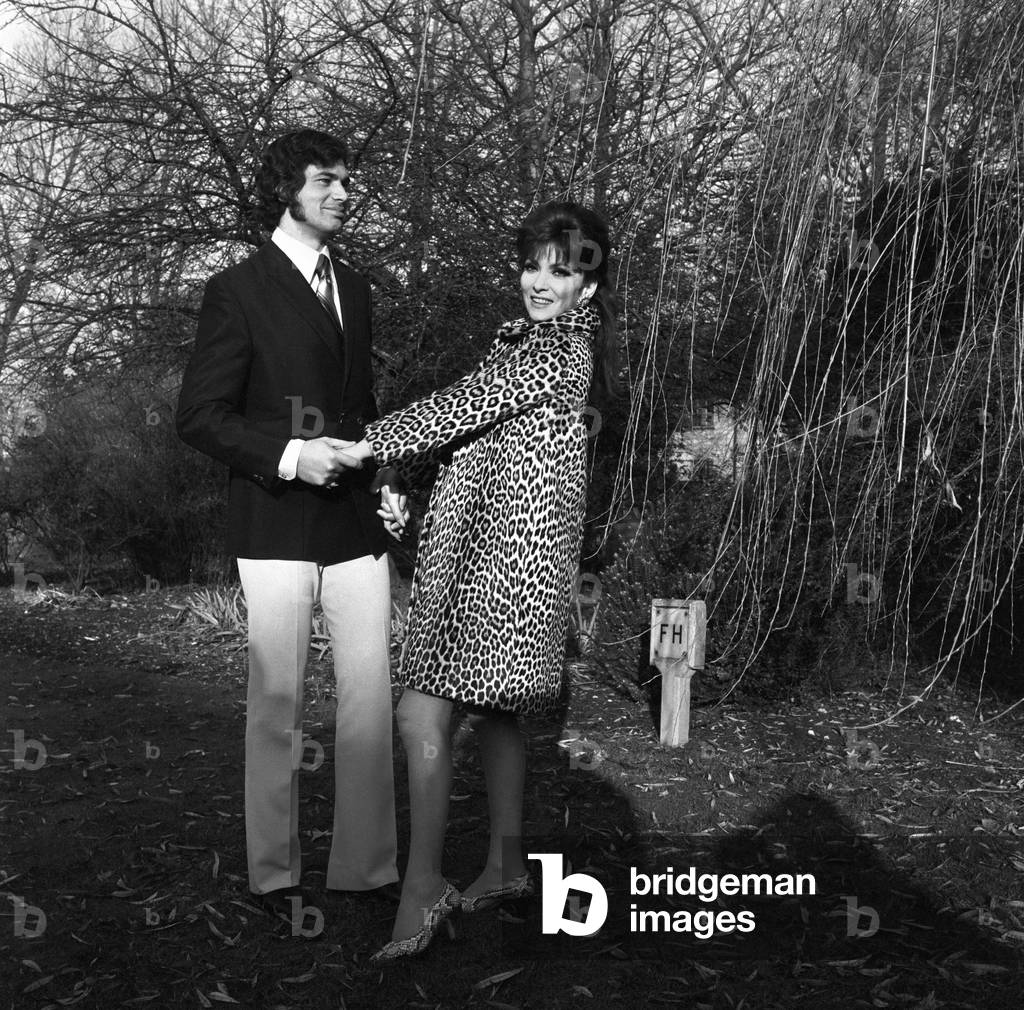 Singer Engelbert Humperdinck plays host to special guest Italian actress Gina Lollobrigida. 
And together they drink a champagne toast to a successful partnership.
 January 1970