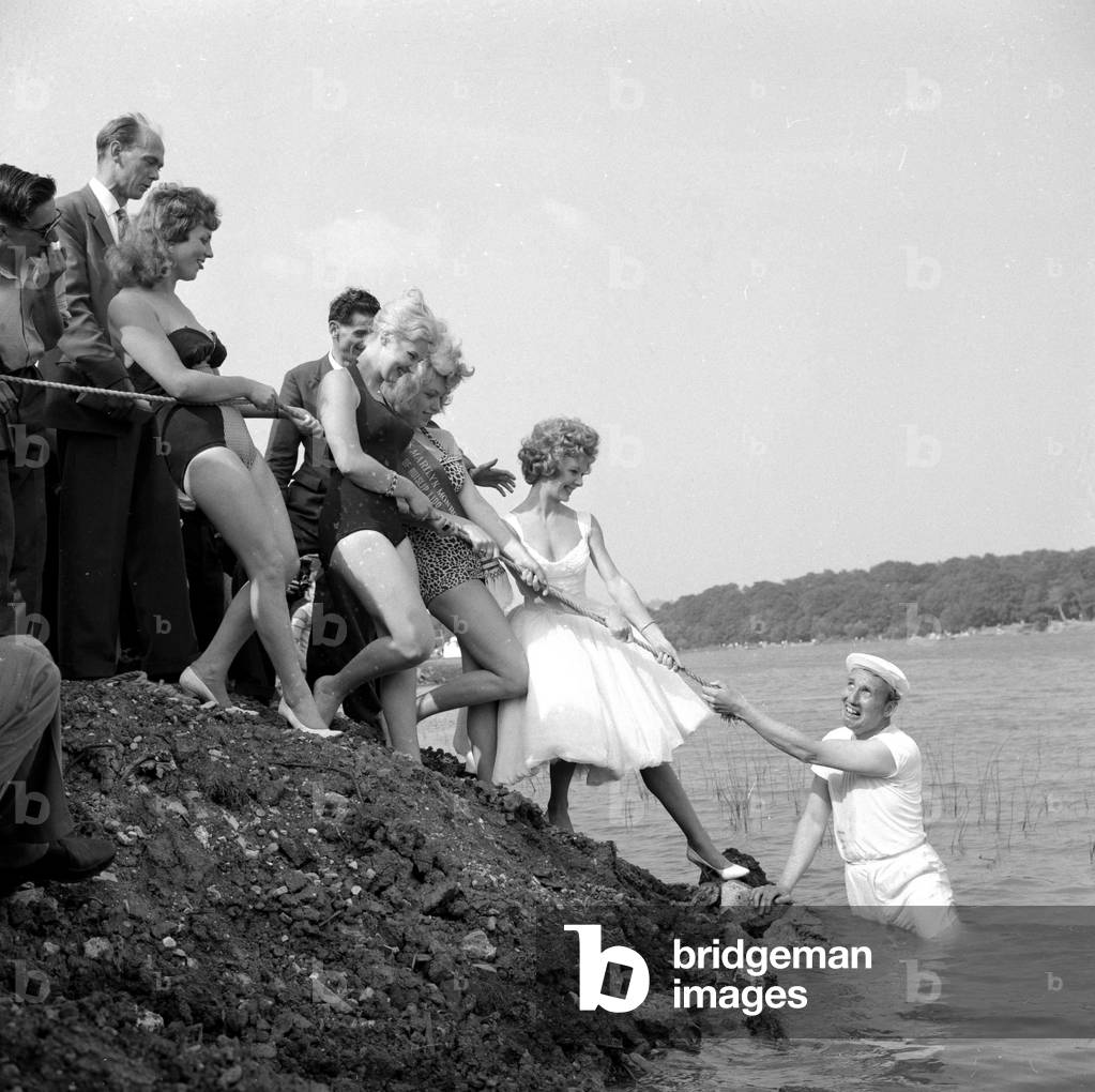 Contestants in the Maralyn Monroe competition at Ruislip Lido seen here having a tug a war withthe compere.
1st July 1960