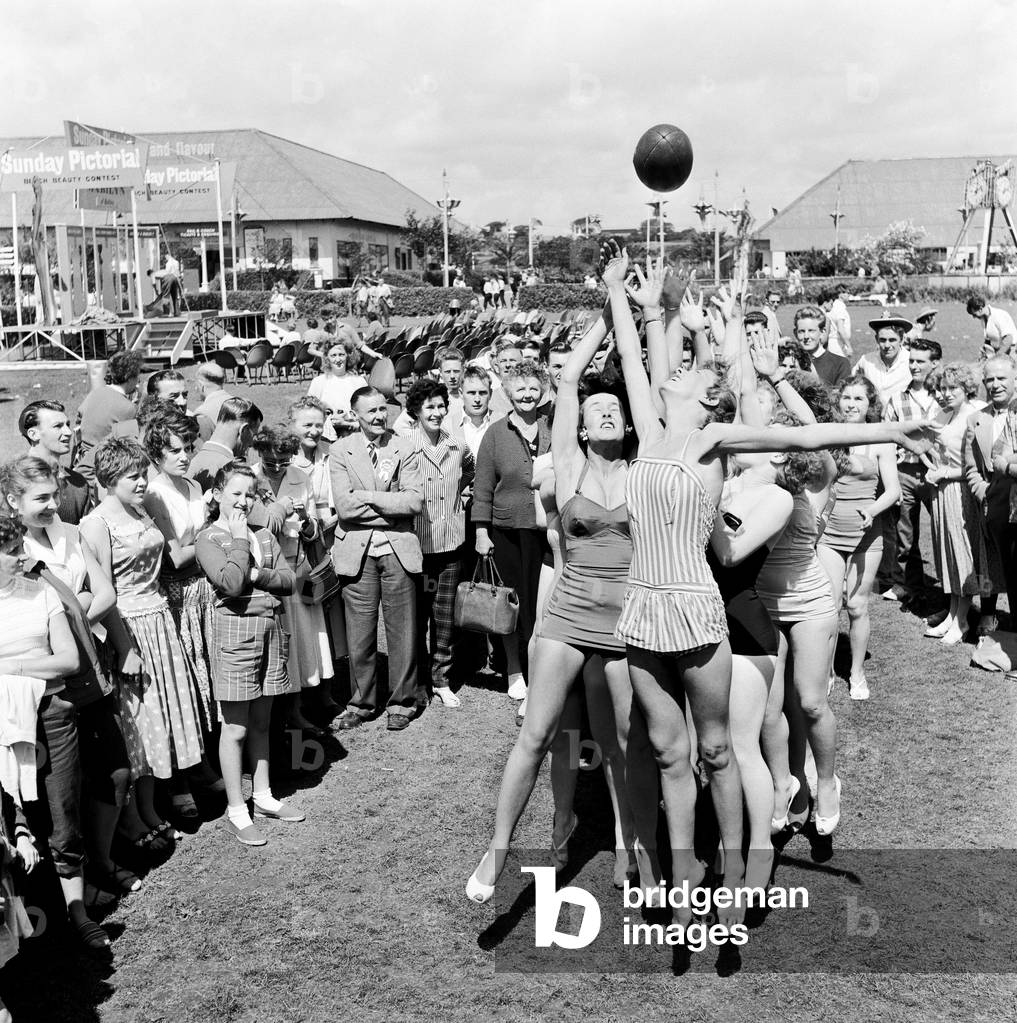 Sunday Pictorial Beach Contest at Butlins Holiday camp in Pwllheli, north Wales. Girls jumping for the ball during a lineout. 5th August 1958 (b/w photo)