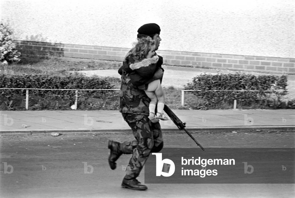 Soldiers of the Black Watch on patrol in Londonderry. Soldier carrying small girl. July 1972 72-7408-003