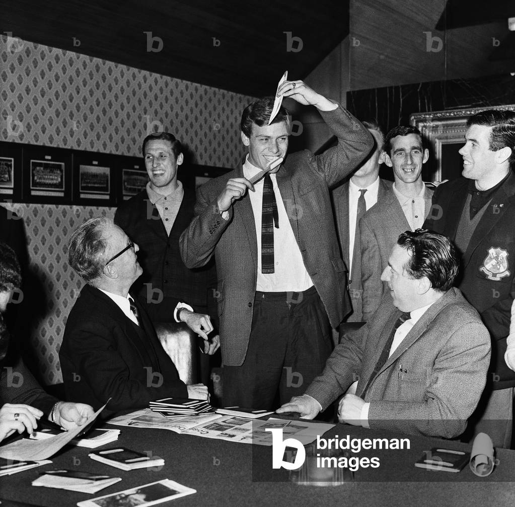 Everton players hand in their passports to chairman John Moores ahead of their trip to Spain with wives for a two week holiday. Pictured is Gordon West with an oversize comb and toothbrush. 9th May 1963 (photo)