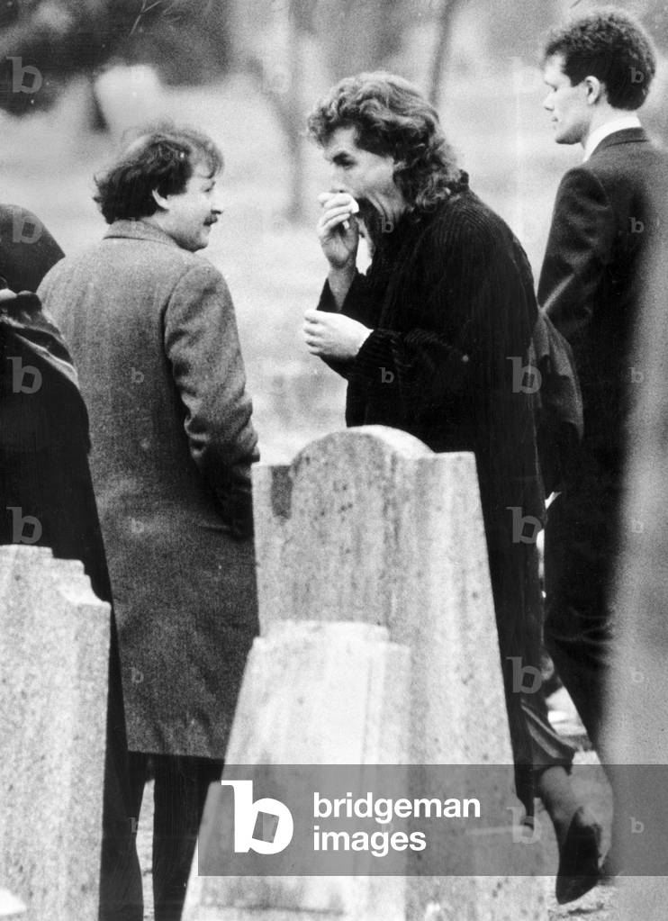 Billy Connolly, Scottish comedian, musician, presenter and actor, pictured at funeral of friend, folk singer Alex Campbell, Lambhill Cemetery, Glasgow, Scotland, 10th January 1987 (b/w photo)