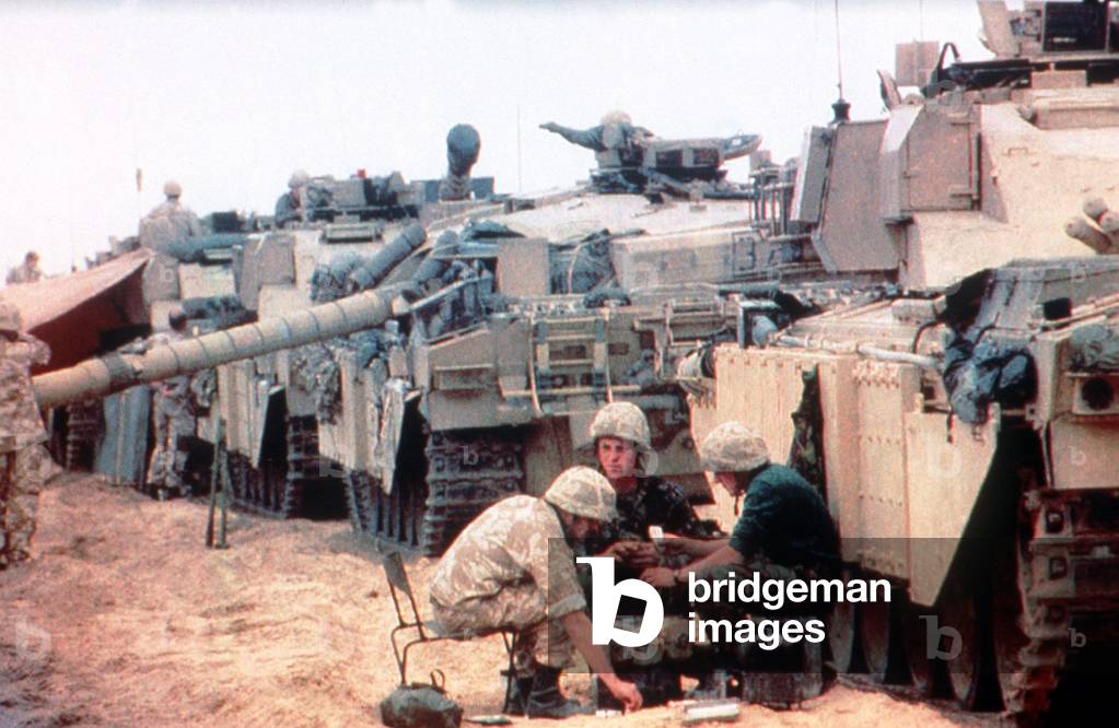 Members of the 7th Armoured Brigade prepare their challenger tanks before the start of Operation Desert Storm, 1991 (photo)