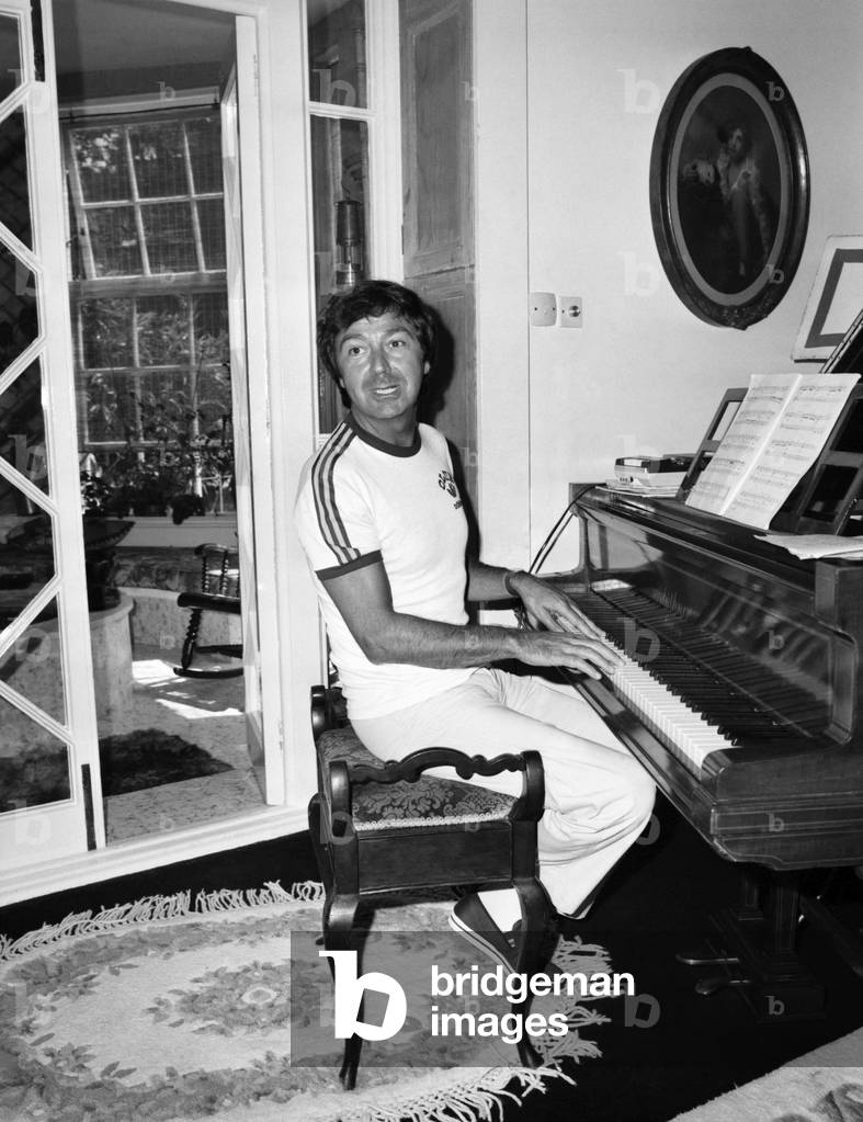 Des O'Connor at his home, June 1980 (b/w photo)