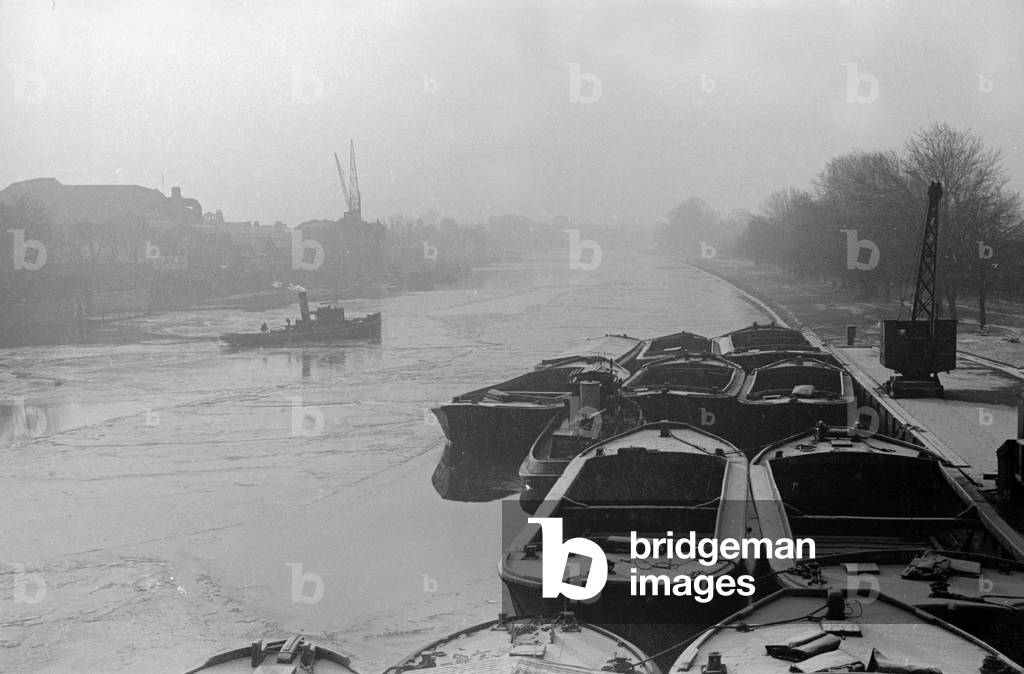 The river tug Thames makes it's way through the frozen river Thames at Teddington, 18th January 1940 (b/w photo)