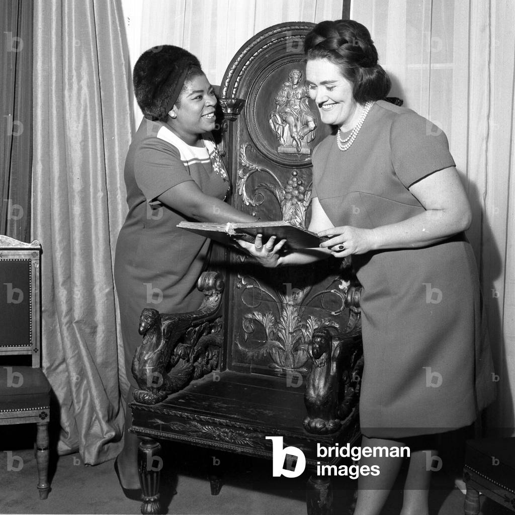 Opera singer Joan Sutherland and new opera singer Martina Arroya pictured at Joan's house in Cornwall Gardens, London, SW7.
January 1968