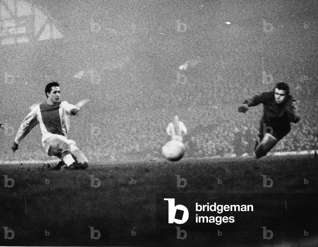 Johan Cruyff of Ajax scores past Tommy Lawrence 1966 (photo)